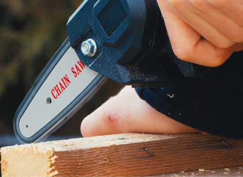 Enhanced Precision and Control in Tight Spaces by using a mini saw