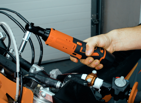 brushless and cordless powered ratchet